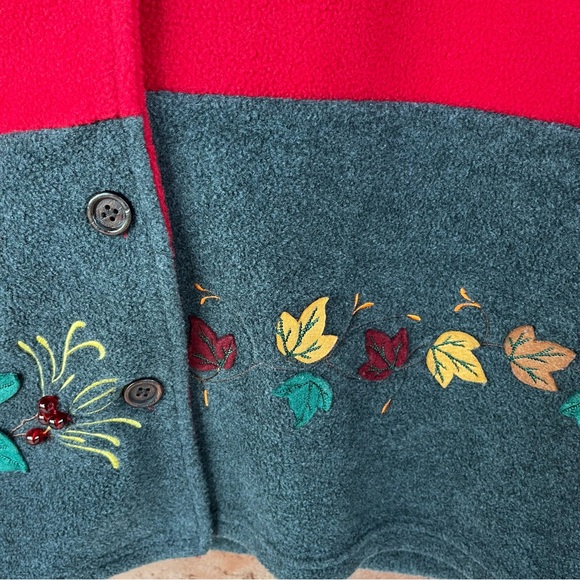Vintage red and gray button-down fleece with appliqué. Size petite medium. - Picture 7 of 10
